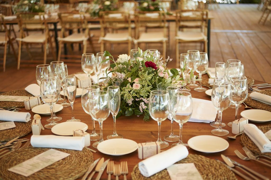 Decoración del banquete de Garaipen e Iñaki realizado por Tipi Weddings y flores Elorz en finca isasi. Fotografía de Custodio fotografía