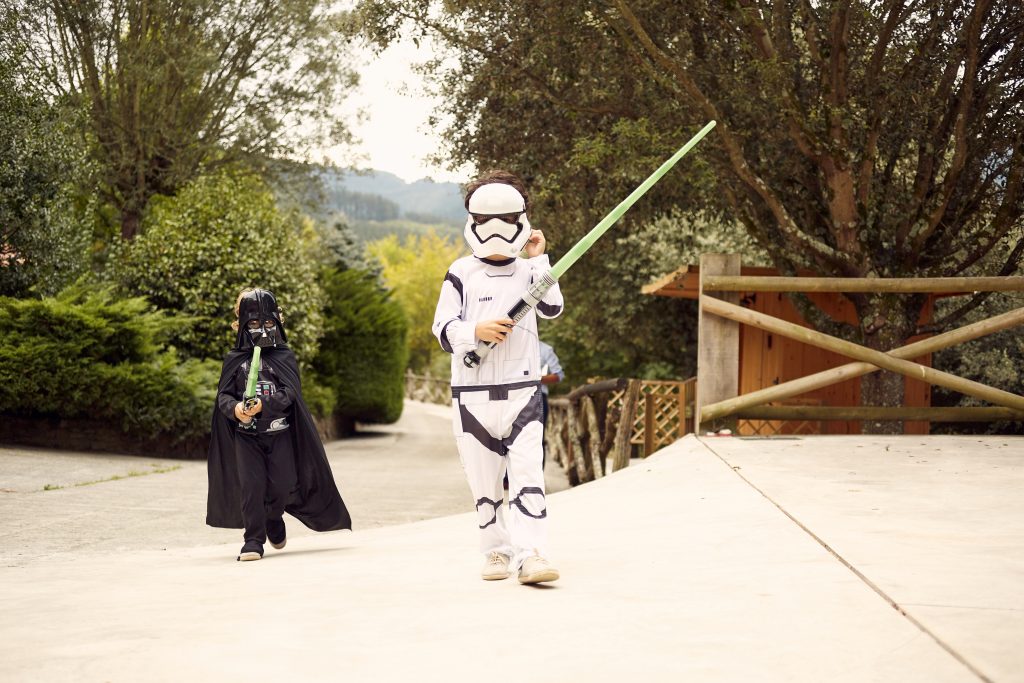 Niños disfrazados de Star Wars para dar una sorpresa personalizar al novio