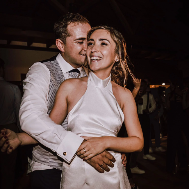 Irati y Julen bailando en su boda celebrada en el restaurante Almike en Bermeo. Organización y decoración Tipi Weddings.