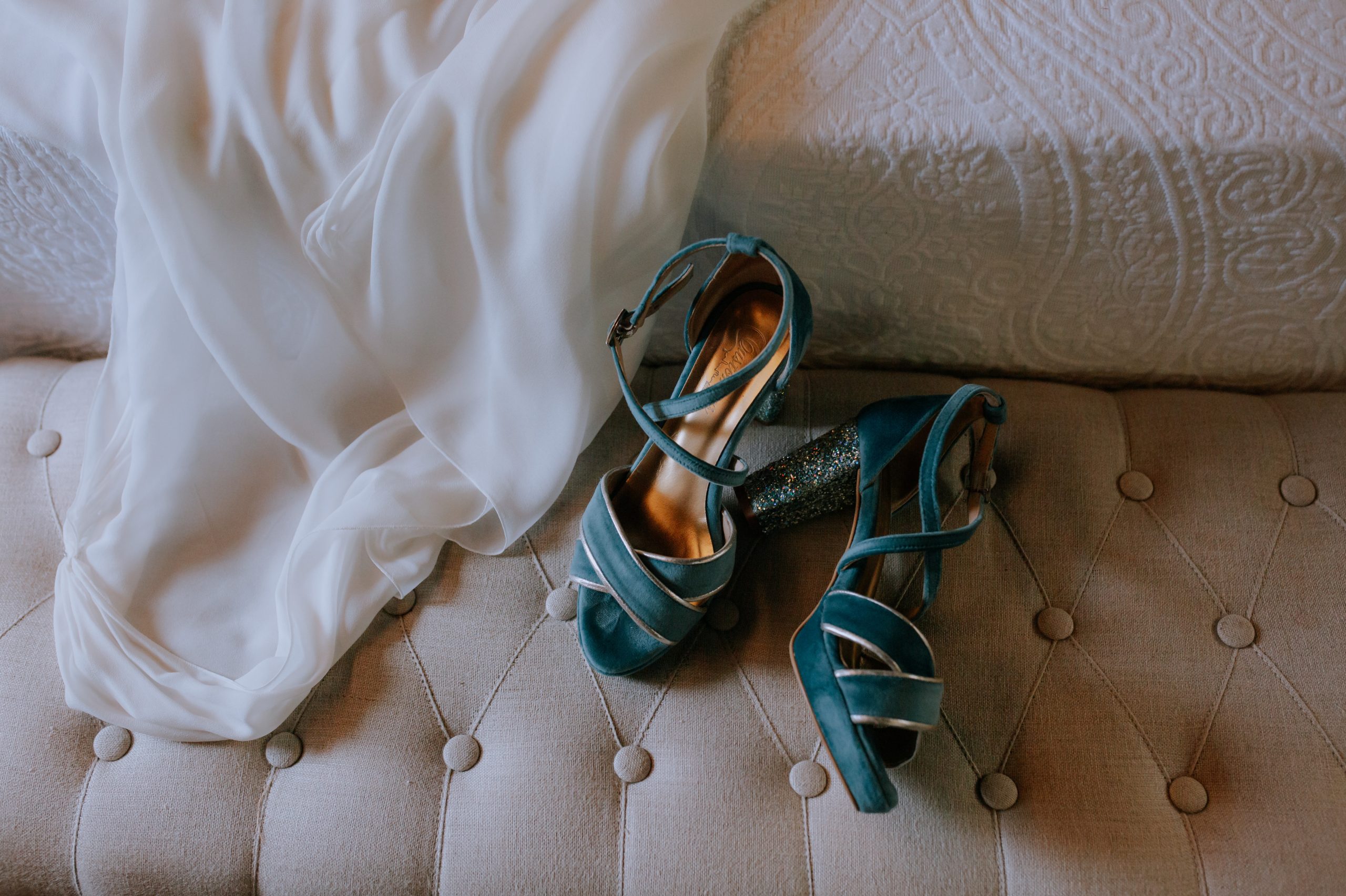 zapatos azules de la boda de Alazne e imanol en finca Ziarsolo. Wedding planner tipi weddings con Varua fotografia y Udane Irastorza