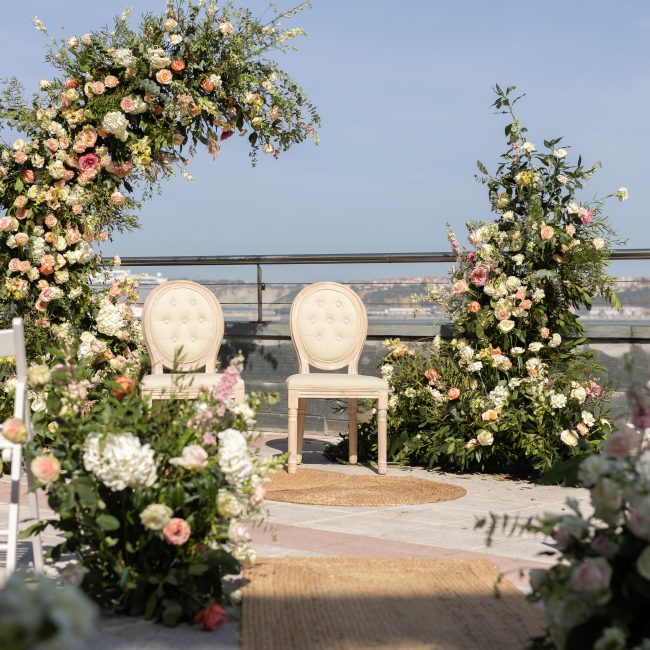 Decoración de la ceremonia en el palacio oriol hecha por tipi weddings y flores de Udane irastorza