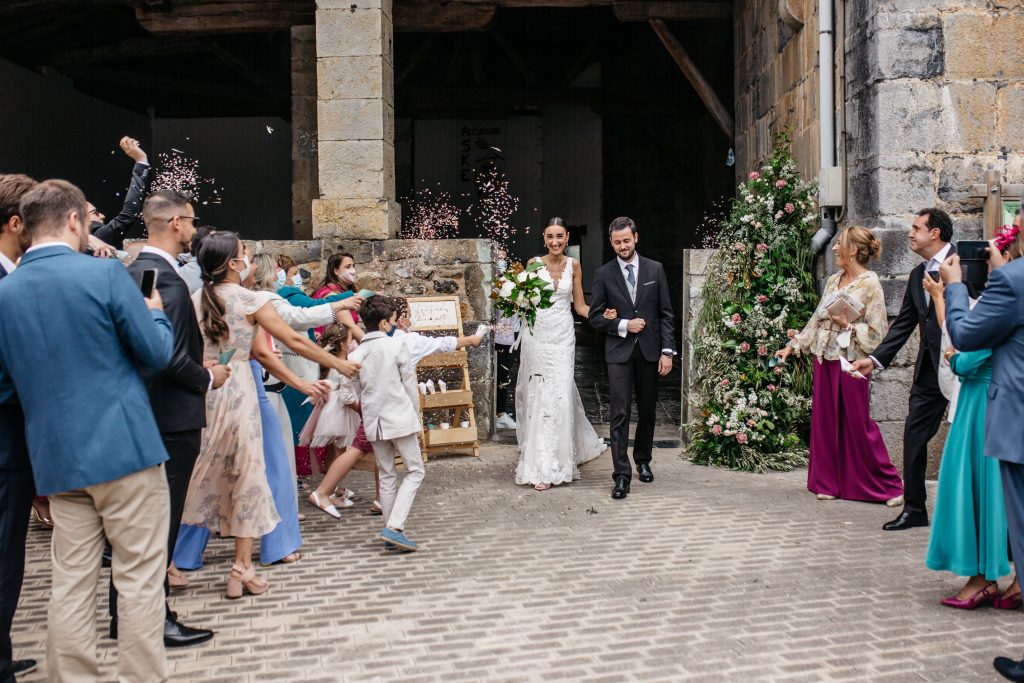 pétalos boda Marta y Aitor por la florista Flowers and co y decorado por Tipi Weddings
