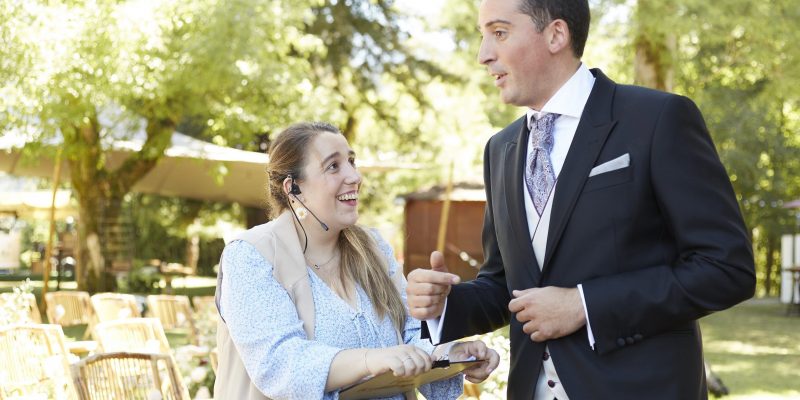 Servicios de Wedding planner ayudando al novio en la organización de su boda